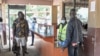 Un agent de santé portuaire contrôle les voyageurs à Malaba One Stop Border Post, un point de passage frontalier entre le Kenya et l'Ouganda à Malaba, dans l'ouest du Kenya, le 20 août 2024.