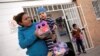 Una migrante centroamericana y su hijo son devueltos a México para esperar su audiencia en una corte de inmigración que decidirá su petición de asilo en EE.UU. Ciudad Juárez, Mx. diciembre 23 de 2019. Reuters/José Luis González.