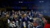El candidato a la presidencia demócrata de 2020 en EE. UU., el exvicepresidente Joe Biden se sienta en una mesa en una cena de recaudación de fondos del Partido Demócrata, la Celebración de la Libertad y la Justicia, en Des Moines, Iowa, EE.UU.