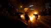 Manifestantes antigubernamentales encienden fuegos durante una protesta afuera de la estación de policía de Mong Kok, en Hong Kong. Sep. 22 de 2019. Reuters/Aly Song.