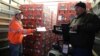 Trabajadores descargan vegetales importados de México en una planta de procesamiento en Nogales, Arizona. México advirtió que impondrá que responderá a cualquier medida proteccionistas que Estados Unidos imponga a los productos mexicanos. Foto REUTERS
