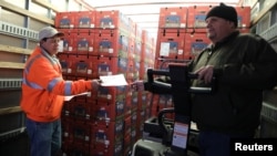Trabajadores descargan vegetales importados de México en una planta de procesamiento en Nogales, Arizona. México advirtió que impondrá que responderá a cualquier medida proteccionistas que Estados Unidos imponga a los productos mexicanos. Foto REUTERS