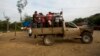 Un camión transporta migrantes en Petén, norte de Guatemala, el gobierno estaría previendo enviar a solicitantes de asilo a zonas remotas.