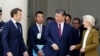 ပြင်သစ်သမ္မတ Emmanuel Macron ၊ တရုတ်သမ္မတ Xi Jinping နဲ့ EU ကော်မရှင်နာမင်းကြီး Ursula von der Leyen တို့ သမ္မတရှီရဲ့ ပြင်သစ် ၂ ရက်တာခရီးစဥ်အတွင်း ၃ ပွင့်ဆိုင် ဆွေးနွေးပွဲအပြီးတွေ့ရစဥ်။ (မေ ၆၊ ၂၀၂၄)