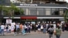 Familiares de las víctimas y ciudadanos peruanos protestan frente a un McDonalds por la muerte de dos jóvenes que fueron electrocutados por una máquina defectuosa de gaseosas. Reuters/Guadalupe Pardo.