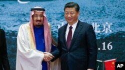 Mfalme wa Saudia Arabia Salman na Rais wa China Xi Jinping walipokutana Beijing, China. March 16, 2017. (Lintao Zhang/Pool Photo via AP)
