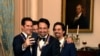 Imagen de archivo de los miembros del elenco de la obra "Hamilton" de Broadway (de izquierda a derecha) Andy Blakenbuehler, Thomas Kail (atrás), Lin-Manuel Miranda y Alex Lacamoire tomándose una fotografía al cierre de la cena de gala.