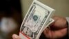 El índice dólar, que mide el desempeño de la divisa estadounidense frente a una cesta de seis monedas, bajó el martes un 0,33% a 96,418, pero a lo largo del año ganó cerca de un cuarto punto porcentual.