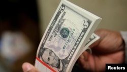 El índice dólar, que mide el desempeño de la divisa estadounidense frente a una cesta de seis monedas, bajó el martes un 0,33% a 96,418, pero a lo largo del año ganó cerca de un cuarto punto porcentual.