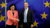 El director ejecutivo de Facebook, Mark Zuckerberg, junto a la comisionada europea para Valores y Transparencia, Vera Jurova, en la sede de la Comisión Europea en Bruselas, Bélgica, el 17 de febrero de 2020.