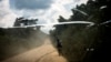 Un congolais marche sur la route reliant la ville de Bunia à celle de Mambasa, dans la province de l’Ituri, le 10 juillet 2018. John Wessels /AFP