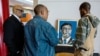 Una pintura del congresista estadounidense Elijah Cummings, que fue regalado a su familia es admirada en la exhibición pública en la Universidad Estatal de Morgan en Baltimore, Maryland, EE.UU., el 23 de octubre de 2019. Reuters. Rosem Morton SIN REVENTA