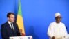 Le président français Emmanuel Macron, à gauche, et le président malien, Ibrahim Boubacar Keita, à Gao, dans le nord du Mali, le vendredi 19 mai 2017. (Christophe Petit Tesson, Pool via AP)