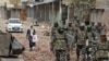 Tropas paramilitares patrullan en una zona afectada por los disturbios después de que estallaran los enfrentamientos entre personas que se manifestaban a favor y en contra de una nueva ley de ciudadanía en Nueva Delhi (India), el 26 de febrero de 2020.