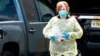 Una trabajadora de salud inicia el proceso para usar una nueva prueba de detección de la COVID-19 basada en la saliva, en un punto de pruebas en Edison, Nueva Jersey, el 15 de abril de 2020. 