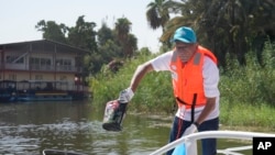 Mhandisi wa mzaliwa wa Misri na raia wa Ujerumani Hani Azer, msimamizi wa Kituo Kikuu cha Treni cha Berlin, anashiriki katika mpango wa "Nile Cleanup" kukusanya taka za plastiki kwenye ukingo wa Mto Nile huko Cairo, Misri, Alhamisi, Septemba 29, 2022 (Picha ya AP/Amr Nabil)
