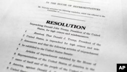 Un document officiel portant mention des chefs d'accusation retenus contre Donald Trump à Washington, le 10 décembre 2019.