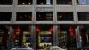 Tras un inicio de semana con varios obstáculos, la bolsa de Nueva York calificó en alza en tres de sus principales promedios, como el S&P 500 (en la imagen, su edificio sede), que volvió a un repunte por los pronósticos esperanzadores de los inversores.