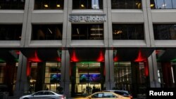 Tras un inicio de semana con varios obstáculos, la bolsa de Nueva York calificó en alza en tres de sus principales promedios, como el S&P 500 (en la imagen, su edificio sede), que volvió a un repunte por los pronósticos esperanzadores de los inversores.