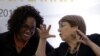 La Vicepresidenta de Costa Rica, Epsy Campbell Barr, habla con la Alta Comisionada de las Naciones Unidas para los Derechos Humanos, Michelle Bachelet, durante un foro sobre mujeres afrodescendientes en San José.