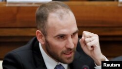 ARCHIVO - El ministro de Economía de Argentina, Martín Guzmán, hace un gesto durante una reunión sobre solidaridad económica en el Vaticano, el 5 de febrero de 2020.