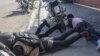 Des personnes se mettent à l'abri lors d'un échange de tirs entre membres de gangs et policiers à Port-au-Prince, en Haïti, 11 novembre 2024. AP / Odelyn Joseph