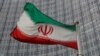 Una bandera iraní ondea frente a la sede de la Agencia Internacional de Energía Atómica (OIEA) en Viena, Austria.