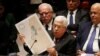 Sumamente enojado, el presidente palestino Mahmoud Abbas, compató el diseño de lo que sería Palestina, según el plan de paz de Donald Trump, con un queso suizo. Foto REUTERS