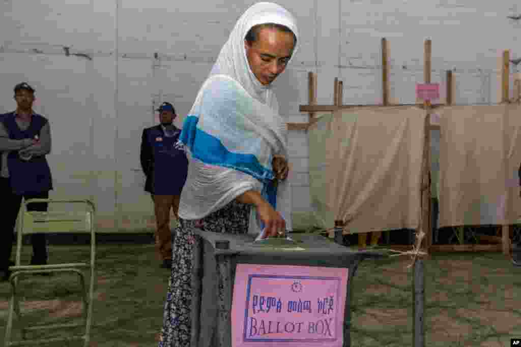 A woman casts her vote in Ethiopia&#39;s general election in Addis Ababa, May 24, 2015.