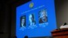 Jeffrey C. Hall, Michael Rosbash et Michael W. Young sont dévoilés lors d'une conférence de presse à Stockholm,Suède, le 2 octobre 2017. 
