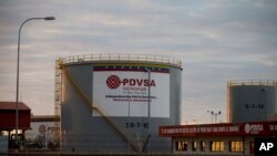 El plan sugiere cambiar el color del logotipo de la compañía al negro desde el rojo asociado al socialismo.