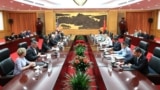 2025年9月22日，中国国防部长董军与美国华盛顿州民主党籍联邦众议员亚当·史密斯(左四)率领的众议院访华代表团在北京举行会谈。