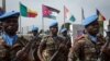 Des casques bleus lors de la visite du secrétaire général de l'ONU, Antonio Guterres à Bamako, Mali, 30 mai 2018. (VOA/Kassim Traoré)