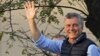 El presidente de Argentina, Mauricio Macri, saluda a seguidores durante un evento de campaña por su reelección. Buenos Aires, sábado 28 de septiembre de 2019.
