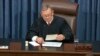 Le chef de la Cour suprême, John Roberts, qui préside le procès en destitution de Donald Trump.