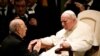 El exsacerdote Marcial Maciel, fundador de los Legionarios de Cristo, recibe una bendición del Papa Juan Pablo II, en el año 2004, antes de estallar el escándalo por abusos sexuales en dicha congregación. Foto: Reuters/Tony Gentile. Noviembre 30, 2004.