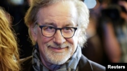 ARCHIVO - El director Steven Spielberg llega al debut de 'Springsteen on Broadway' en el Teatro Walter Kerr de Nueva York, el 12 de octubre de 2017. REUTERS/Eduardo Muñoz.