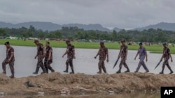 বাংলাদেশ সীমান্ত রক্ষী বাহিনী বিজিবি সদস্যরা মিয়ানমার সীমান্তে টহল দিচ্ছে। এপি ফাইল ছবি।