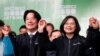 El vicepresidente electo de Taiwán, William Lai, y el actual presidente de Taiwán, Tsai Ing-wen, celebran en un mitin después de su victoria electoral, fuera de la sede del Partido Democrático Progresista (PPD) en Taipei, Taiwán, el 11 de enero de 2020. 