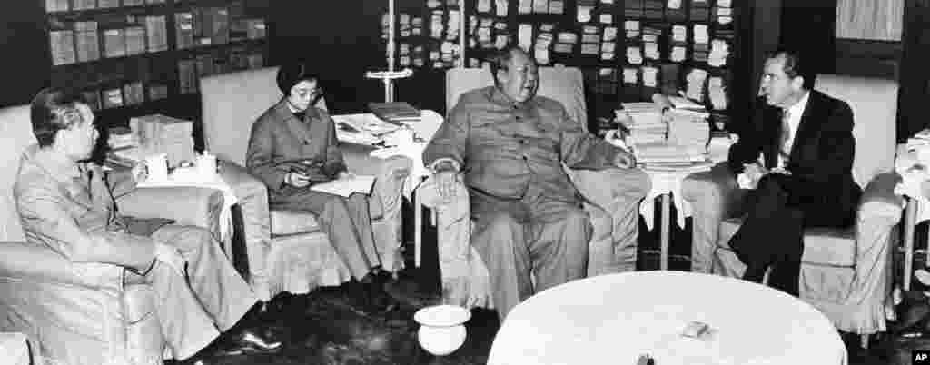 1972年2月21日，中共主席毛泽东在北京中南海会见美国总统尼克松，周恩来总理和翻译唐闻生在场。毛泽东曾告诉尼克松，林彪是反对尼克松访华的。但后来给林彪写传记的作家舒云表示，在1971年，在尼克松访华的准备阶段，林彪就欢迎，也想会见尼克松。