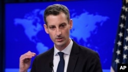 Le porte-parole du Département d'État, Ned Price, s'exprime lors d'un point de presse au Département d'État à Washington, le mardi 2 février 2021. (Nicholas Kamm/Pool via AP)
