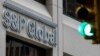 El símbolo global de Standard & Poor's (S&P) en una de las oficinas del distrito financiero de Nueva York, diciembre de 2018. Reuters.
