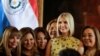 La asesora de la Casa Blanca Ivanka Trump posa con mujeres empresarias durante un evento en el Palacio López en Asunción, Paraguay, el viernes.