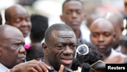 Le principal leader de l'opposition ougandaise, Kizza Besigye (C), s'adresse aux médias à Kampala, la capitale ougandaise, le 4 octobre 2016. (Photo Reuters)