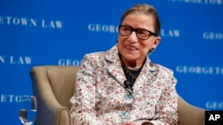 ARCHIVO- Ruth Bader Ginsburg, jueza de la Corte Suprema de EE.UU., responde preguntas de estudiantes de Derecho en la Universidad católica Georgetown. AP foto/Jacquelyn Martin. Washington, D.C., 26-9-18.