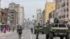 À Maputo, une centaine de manifestants marchaient vers une place du centre de la capitale en criant des slogans tels que "Le Frelimo dehors".