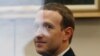 El CEO de Facebook, Mark Zuckerberg, es visto a través de un vidrio, mientras visita la oficina del senador Bill Nelson, demócrata por Florida, en el edificio de oficinas Hart del Senado, en Washington. 9 de abril de 2018. REUTERS / Leah Millis IMÁGENES TPX.