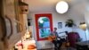 El músico Theo Bard canta mientras realiza una transmisión virtual desde la cocina de su casa en Londres, Inglaterra.