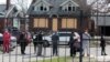 Residentes de Detroit hacen fila para someterse a una prueba gratuita del coronavirus en el Sheffield Center en Detroit, Michigan, el 28 de abril de 2020.