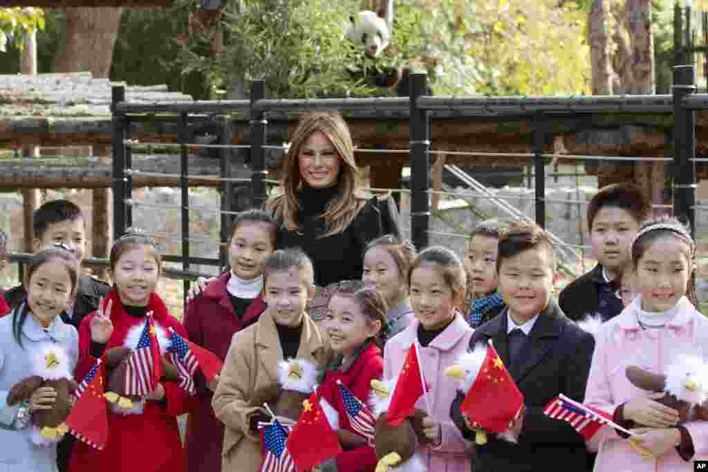 美国第一夫人梅拉尼娅&middot;川普参观北京动物园，把美国秃鹰玩具送给欢迎她的儿童（2017年11月10日）。美国总统夫妇的春节贺词说：&ldquo;美国人与亚洲和世界各地的人们一起欢迎狗年的到来。传统上，狗代表诚实、可靠和真诚等品质。这些美德也是所有美国人所赞美与珍视的。的确，这些美德奠定了我们国家的力量与繁荣，也引导着我们与邻国、友国和伙伴的关系。今天，以及每一天，我们在所做所为中都会加倍秉承这些价值观。在人们合家团聚、以烟火、庆祝活动和游行欢度这一特殊时刻之际，我和梅拉尼亚谨向大家祝以最美好的春节祝愿。&rdquo;